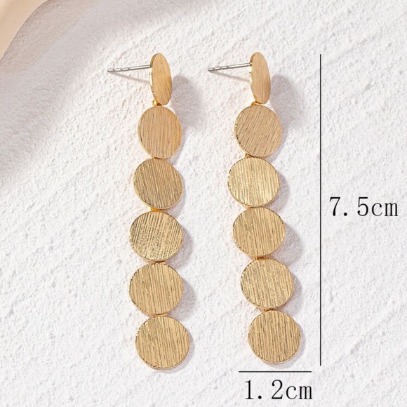 NWT Gold circle modern statement earrings ✨ - Picture 8 of 8